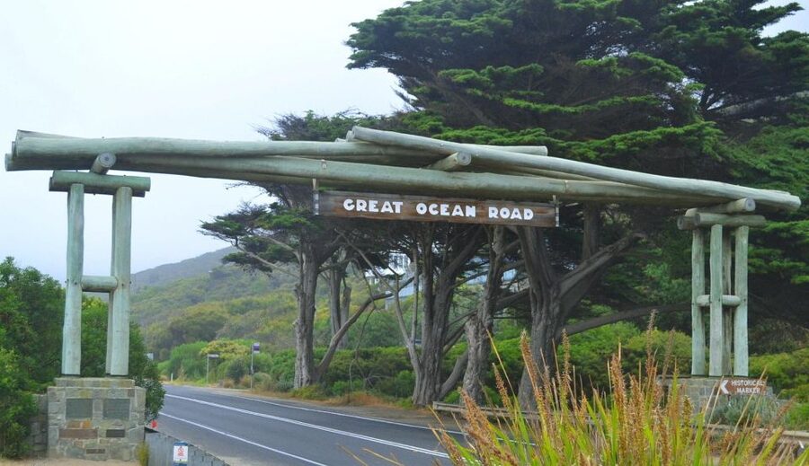 From Melbourne: Great Ocean Road Day Trip with Dinner - Kennett River combines dinner and wildlife