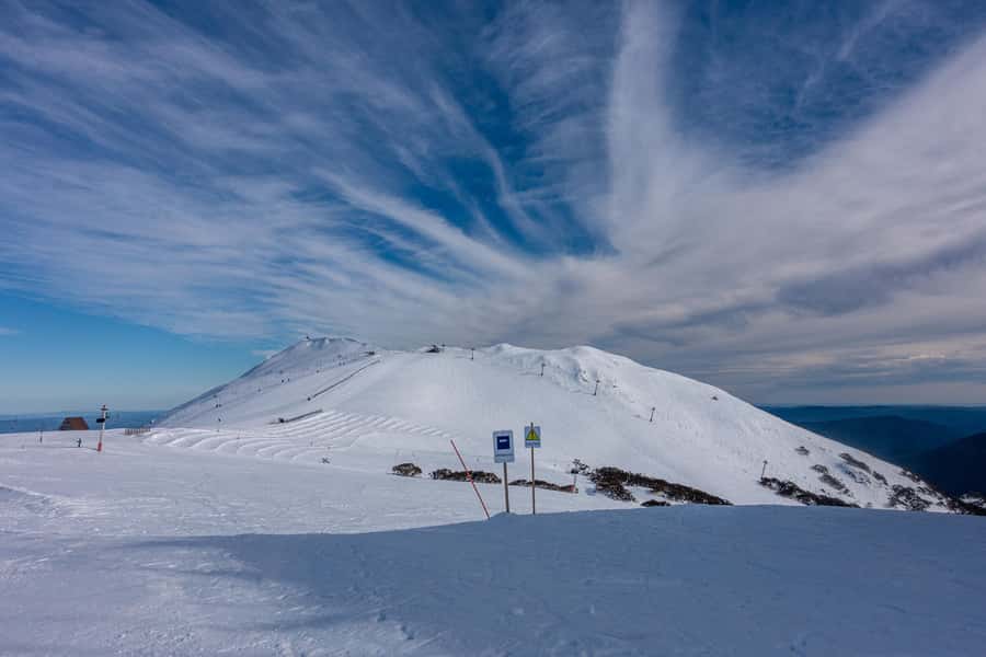 From Melbourne: Mt Buller Scenic Snow Getaway Day Tour - Arriving at Mt Buller with the practical work handled