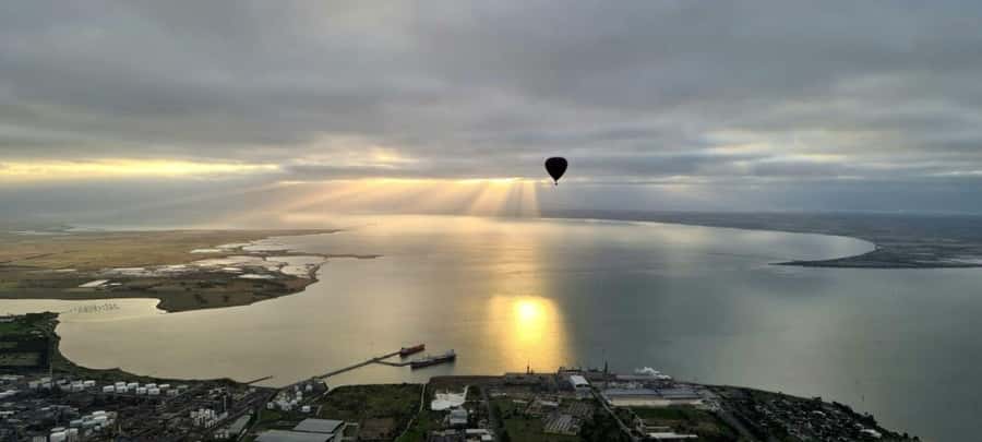 Geelong: Balloon Flight at Sunrise with Breakfast - Helping prepare the balloon for launch