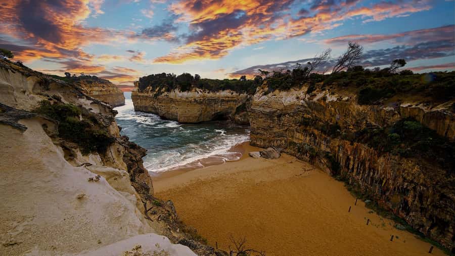 Great Ocean Road Reverse Tour London Bridge Wildlife - Memorial Arch closes the scenic portion