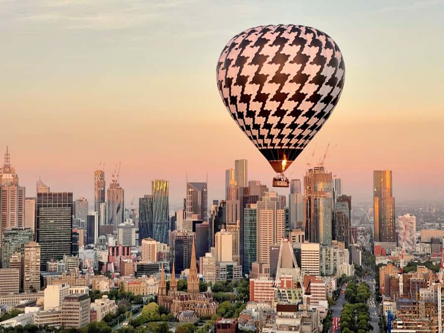 Melbourne: 1-Hour Hot Air Balloon Flight at Sunrise - From Pullman Melbourne on the Park to the launch field