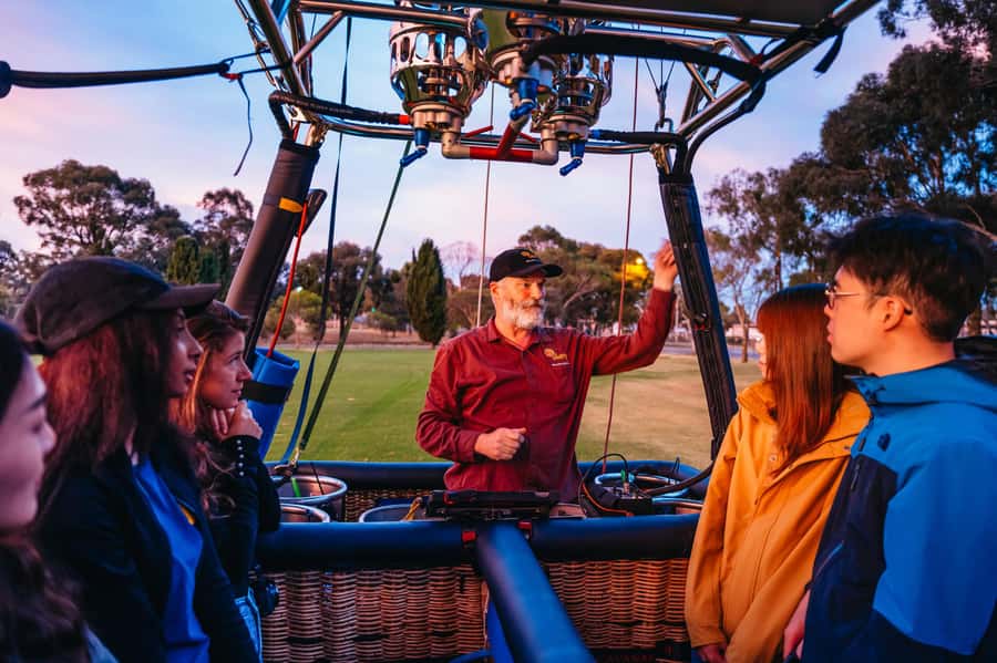 Melbourne: Balloon Flight at Sunrise - One hour above the MCG, Yarra and city center