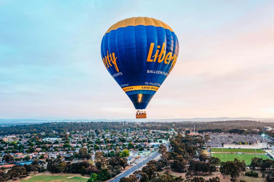Melbourne: Balloon Flight at Sunrise - The landing and the return to central Melbourne
