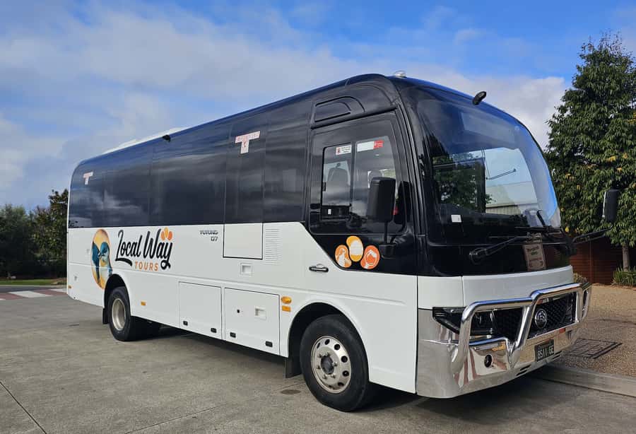 Melbourne: Boutique Phillip Island Wine, Dine & Penguin Tour - Phillip Island Winery turns lunch into an event