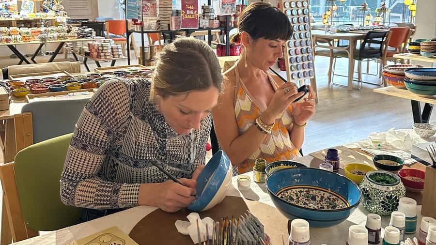 Melbourne: Ceramic Plates & Bowls Paint and Sip Classes - The painting session, step by step