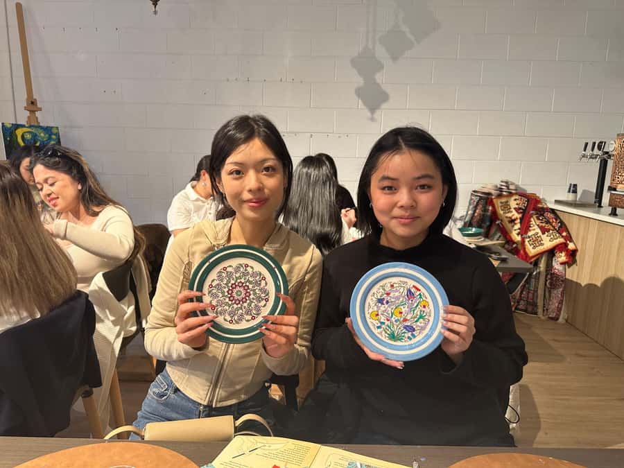 Melbourne: Ceramic Plates & Bowls Paint and Sip Classes - Why the instructors matter for beginners