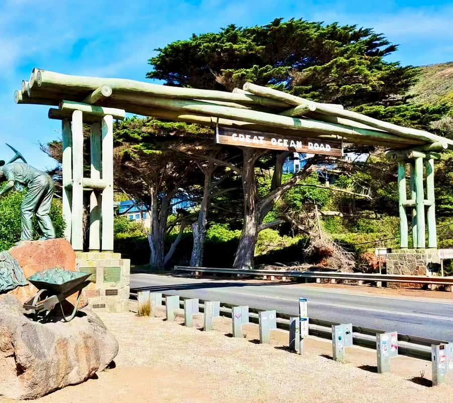 Melbourne Great Ocean Rd Reverse Tour London Bridge Wildlife - Loch Ard Gorge and the story behind the coast