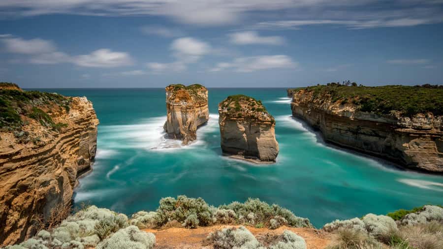 Melbourne: Great Ocean Road & Wildlife Tour for Backpackers - Gibson Steps and the scale of the cliffs