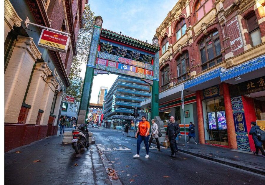 Melbourne: Guided Walking and Foodie Tour - Guide quality and the value of live commentary