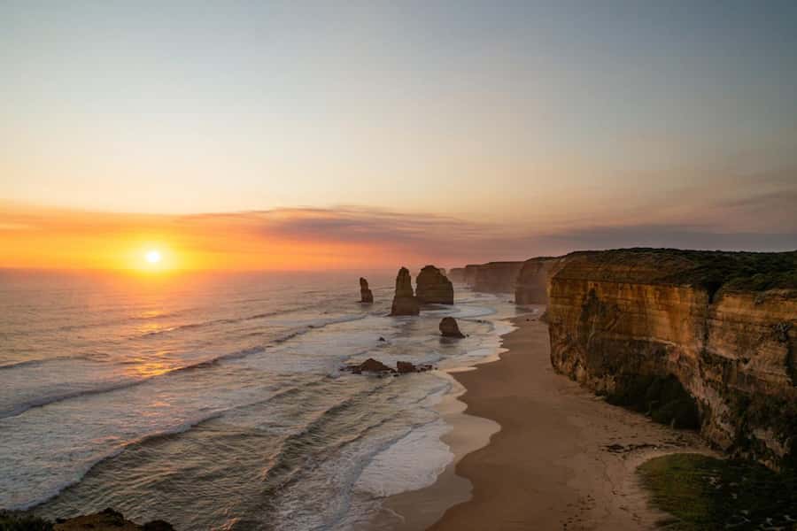 Melbourne: Helicopter Tour to 12 Apostles & Great Ocean Rd - Leaving Essendon Fields and crossing Melbourne