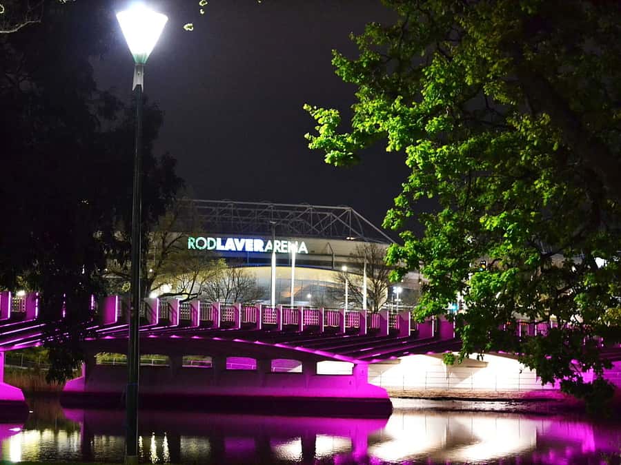 Melbourne: Nighttime Private City Tour with Transfer & Stops - The Yarra River at night