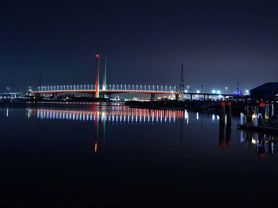 Melbourne: Nighttime Private City Tour with Transfer & Stops - Williamstown and the nighttime port atmosphere