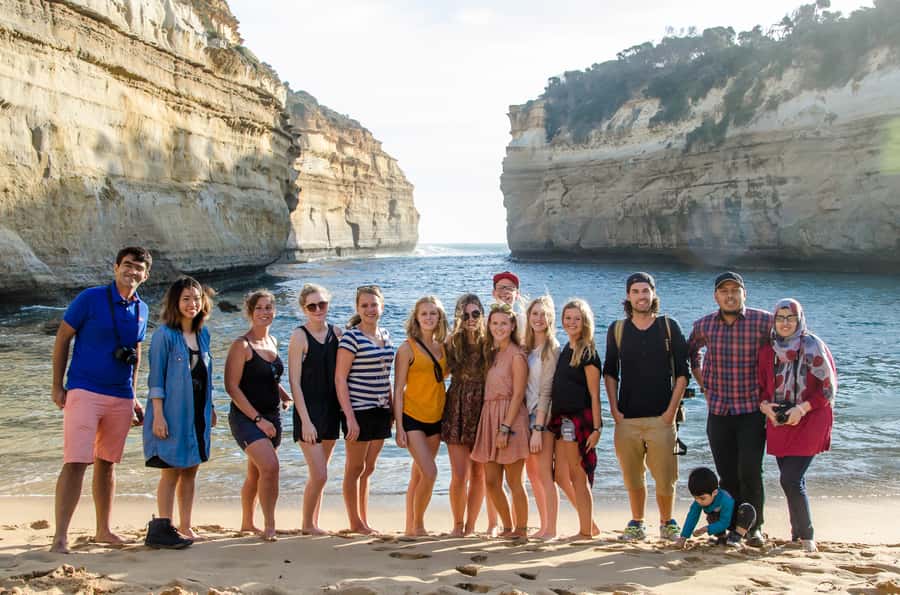 Melbourne: Reverse Great Ocean Road 12 Apostles with Lunch - Memorial Arch and the final run east