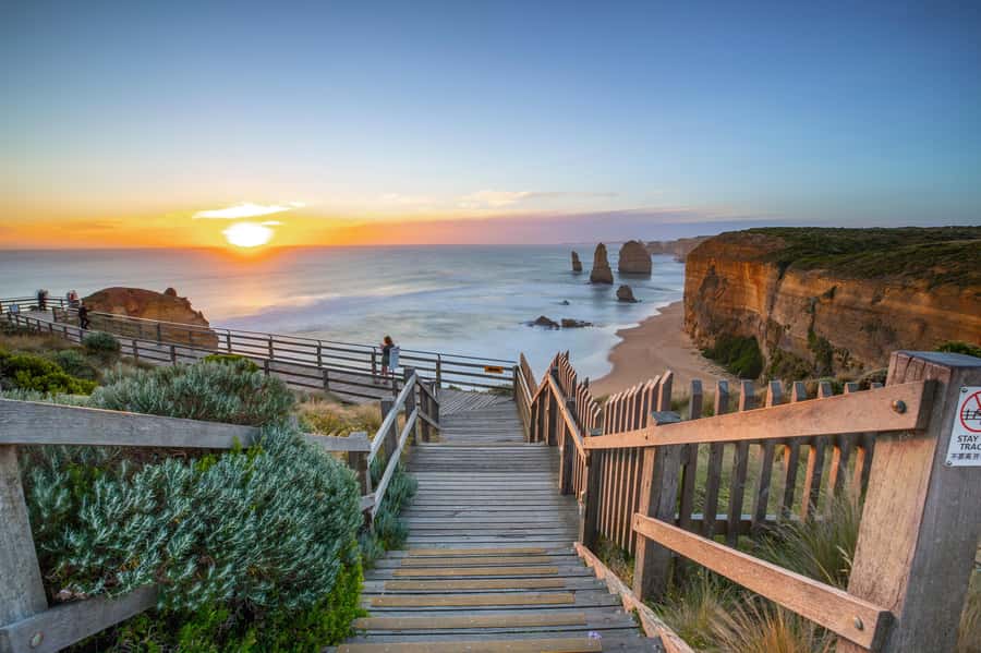 Melbourne: Reverse Great Ocean Road 12 Apostles with Lunch - Guides make or break a very long day