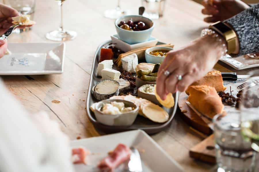 Melbourne: Yarra Valley Wine Bubbles & Kangaroos Tour - Yarra Valley Dairy and the first taste of local food
