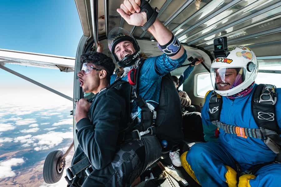 Torquay: Skydive over The Great Ocean Road - opt Melb pickup - The scenic flight to 15,000 feet